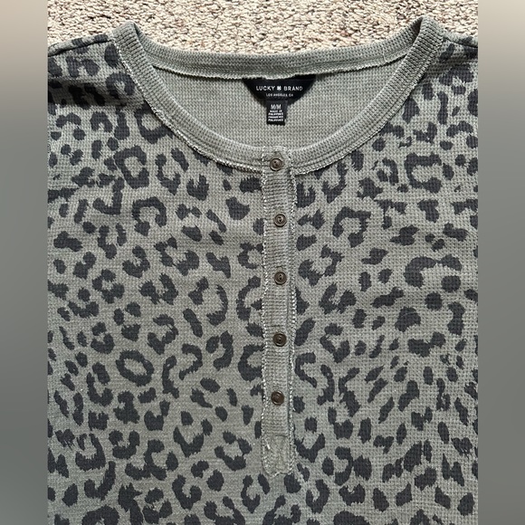 Lucky Brand Thermal Knit Long Sleeve Leopard Print Top Shirt Green Women… - Picture 2 of 7